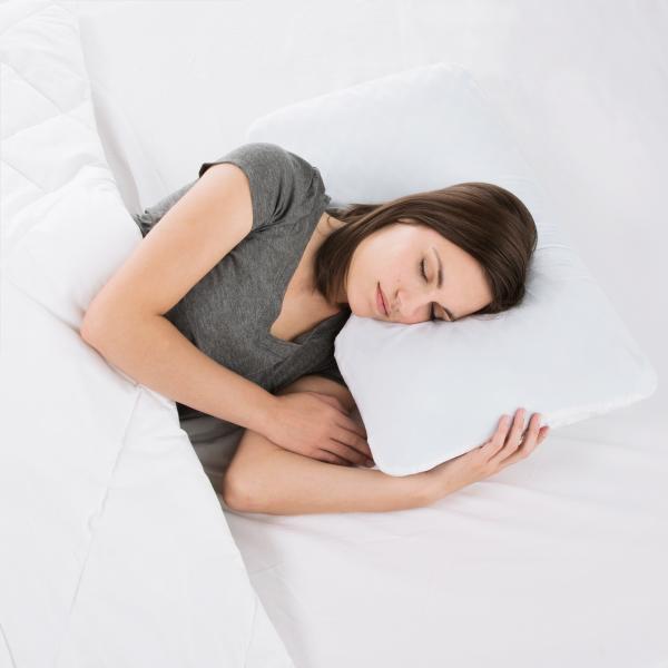 Woman sleeping on Shoulder CarbonCool® LT + OMNIPHASE